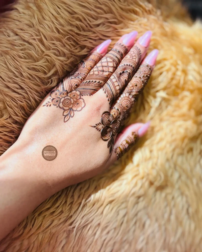5. Backhand Floral Grid Henna
