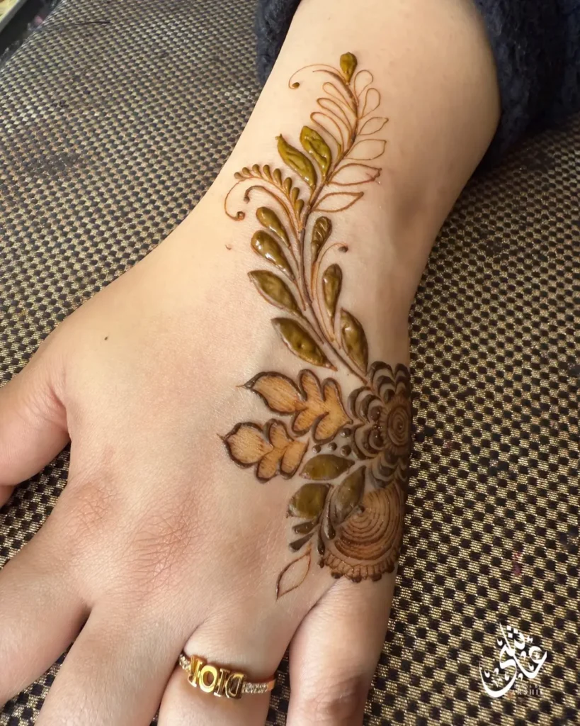 7. Bold Leaf Curve Henna